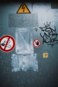 Naklejki nieinwazyjne i elektrostatyczne - innowacyjne rozwiązania dla biznesu