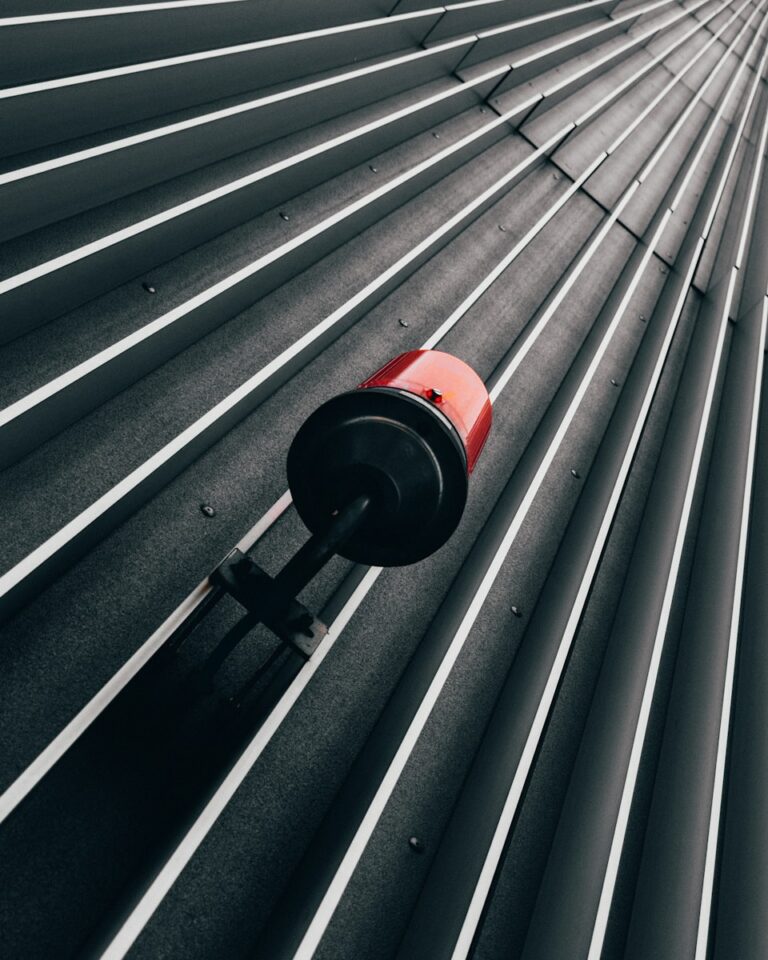 Planujesz system alarmowy? Dowiedz się, co realnie wpływa na ostateczną wycenę instalacji